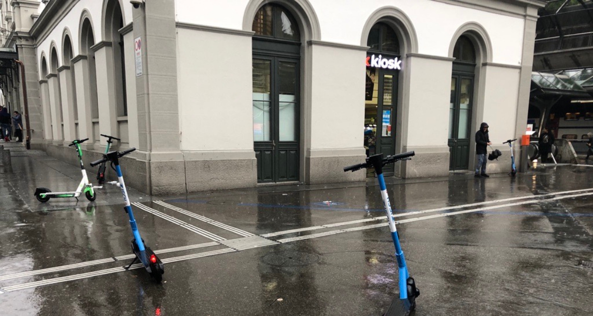 E-Trottinetts sind auf den Blindenlinien abgestellt