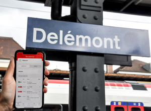 Abgebildet ist ein Smartphone auf dem man die Abfahrtsinformationen am Gleis auf der SBB-App erkennt. 